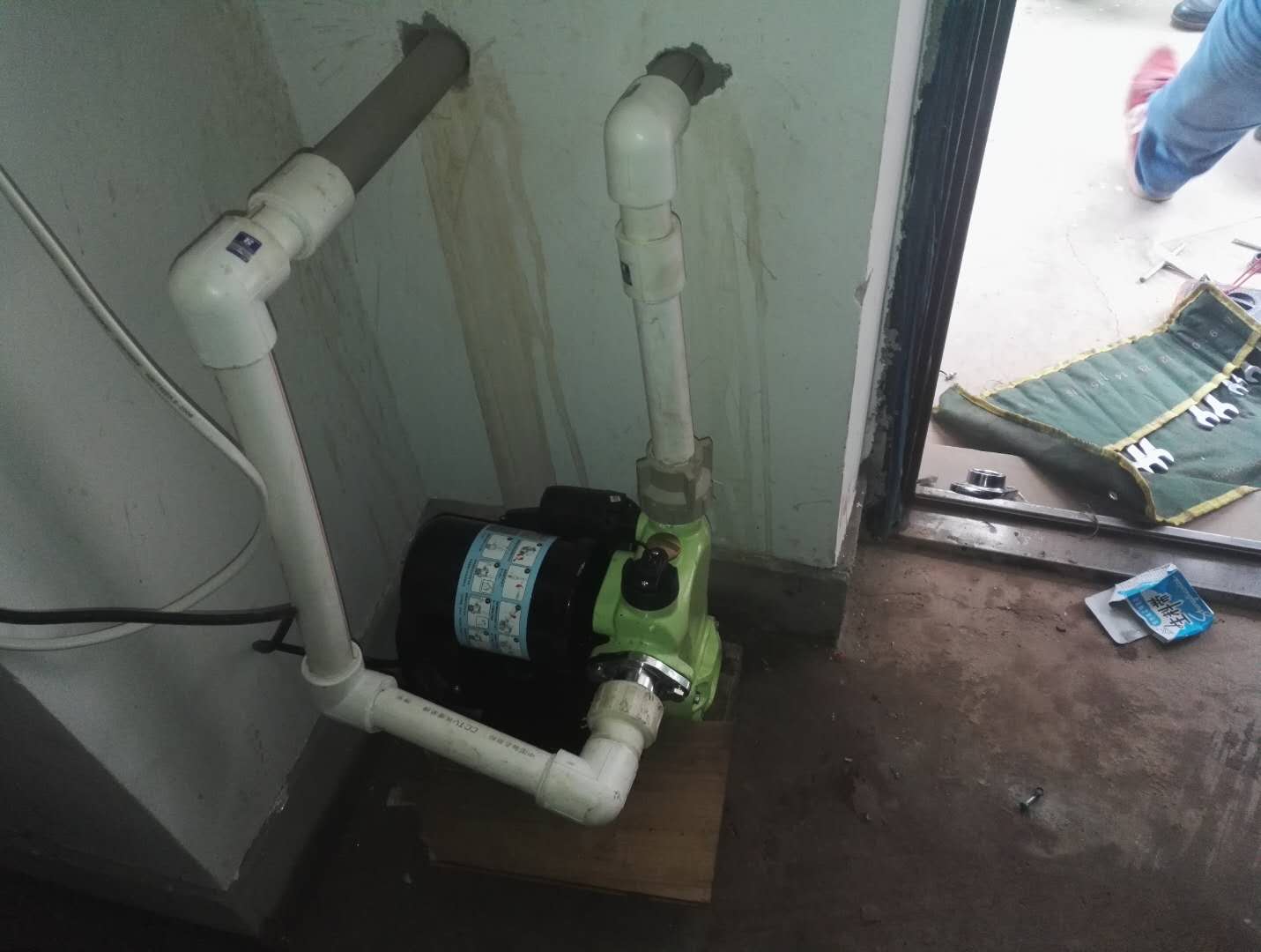 乐泰水泵在昆明金江小区,旭苑联排别墅安装10台600w全自动增压泵